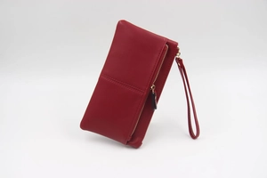 Vue détaillée de la texture litchi et du zip en métal du portefeuille en PU rouge bordeaux