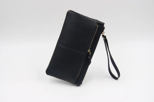 Détail du portefeuille en cuir PU noir avec fermeture dorée et dragonne assortie