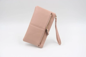 Détail de la pochette rose en similicuir avec texture grainée et double zip de rangement