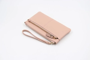 Détail du portefeuille tactile en cuir PU rose avec dragonne et fermeture éclair dorée