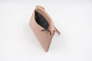 Vue détaillée du sac à main en cuir PU rose-violet avec double fermeture éclair et doublure