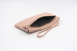 Détail des fentes intérieures et de la double fermeture éclair de la pochette en cuir PU souple