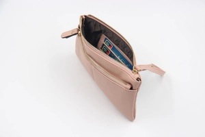 Détails intérieurs d'un portefeuille en cuir rose à trois zips et fentes à cartes