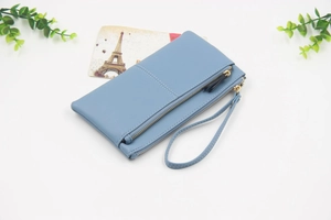 Détail du portefeuille en cuir PU bleu clair avec zip doré et dragonne élégante