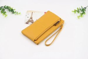 Détail du portefeuille en cuir PU jaune vif avec dragonne et fermeture éclair pour femme