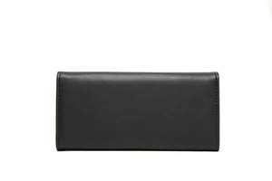 Dettaglio del portafoglio lungo in pelle PU nera con cuciture fini e design minimalista