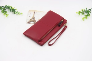 Détail du sac à main en cuir PU rouge foncé avec texture litchi et double fermeture éclair