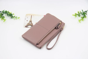 Détail du sac à main tactile en cuir PU rose avec dragonne et double fermeture éclair