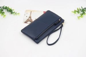 Détail de la pochette téléphone en cuir PU bleu marine avec fermetures dorées et dragonne