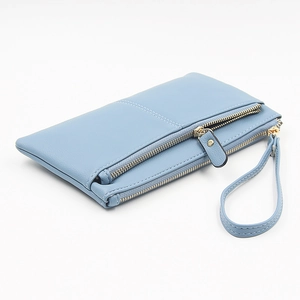 Détail de la pochette en cuir PU bleu clair avec double fermeture et dragonne