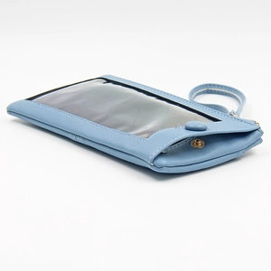 Détail du sac en cuir PU bleu montrant la fenêtre tactile transparente et le bouton doré