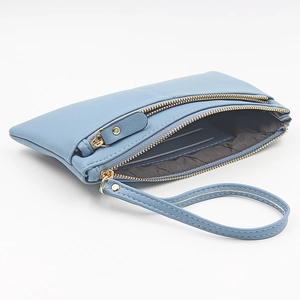 Vue détaillée du portefeuille en cuir PU bleu clair avec double fermeture éclair dorée
