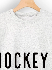 Détail du sweat Hockey Auntie gris montrant le col côtelé et la texture du tissu premium