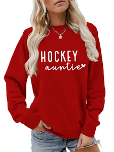 Détail du sweat rouge hockey auntie montrant les poignets côtelés et le motif cœur