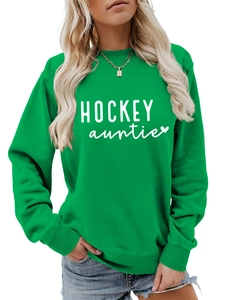 Détail du sweat-shirt vert hockey auntie avec motif de cœur et lettres blanches
