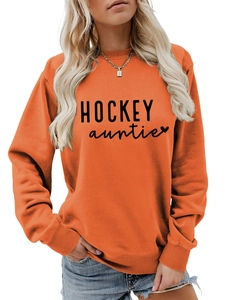 Détail du sweat orange Hockey Auntie avec poignets côtelés et impression cœur premium
