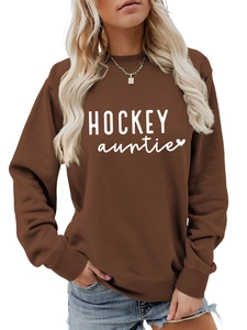 Détail de l'inscription Hockey Auntie blanche et imprimé cœur sur sweatshirt marron