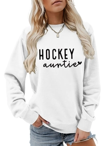 Détail du sweat blanc Hockey Auntie montrant le col ras du cou et le motif de cœur