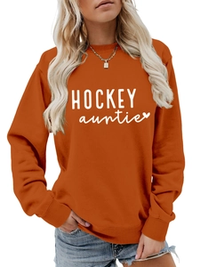 Détail d'un sweat-shirt orange vif avec imprimé cœur blanc Hockey Auntie pour femme