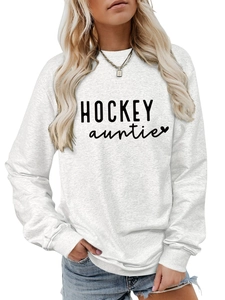 Détail du lettrage Hockey Auntie et imprimé cœur sur sweat-shirt en coton confortable