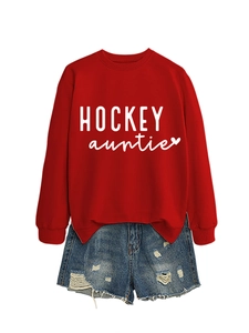 Détail du sweat-shirt rouge Hockey Auntie assorti à un short en jean bleu délavé et usé
