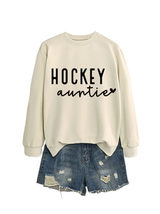 Détail du sweat crème avec texte Hockey Auntie et short en jean délavé effet usé