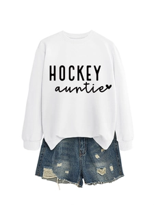 Détail du sweat blanc Hockey Auntie associé à un short en jean bleu délavé et usé
