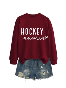 Détail du sweat-shirt bordeaux Hockey Auntie avec un short en jean délavé et usé