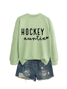 Vue détaillée du sweat Hockey Auntie vert clair avec motif cœur et short en jean
