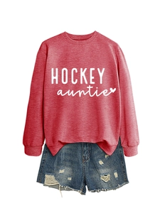 Détail du sweat-shirt bordeaux Hockey Auntie avec motif cœur et mini short en jean usé