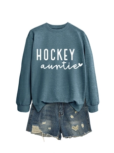 Détail du sweat bleu Hockey Auntie avec imprimé cœur et short en jean vieilli