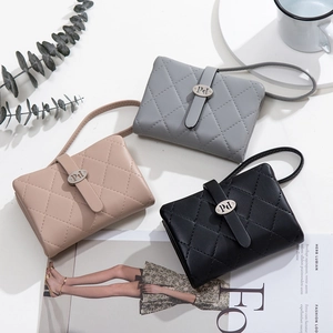 Drei gesteppte PU-Leder Handgelenk-Geldbörsen in Grau, Beige und Schwarz mit Metallschnalle