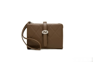 Detail der dunkelbraunen gesteppten Brieftasche mit Pd-Metalllogo und einer Handschlaufe