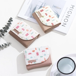 Détail d'un portefeuille pliable avec motifs de laboratoire et étiquette Prettyzys
