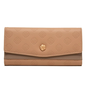 Detail der Kamelien-Prägung auf dem Kunstleder dieser Damen-Handtasche in Beige
