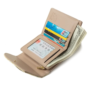 Portefeuille beige trois volets pour femme avec fentes pour cartes et poche zippée