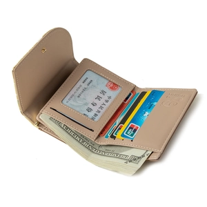 Vue détaillée de l'intérieur du portefeuille à trois volets avec fentes pour cartes