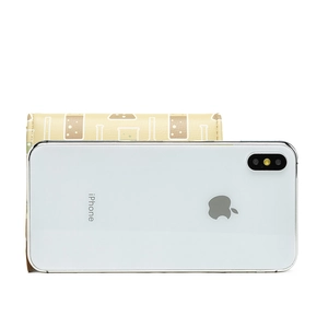 Vue détaillée du portefeuille jaune et comparaison de taille avec un smartphone blanc