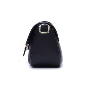 Seitenansicht der schwarzen PU-Ledertasche mit Lychee-Struktur und goldenen D-Ringen