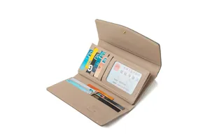 Detail der beigen langen Brieftasche mit Akkordeon-Design und internem Kartenhalter-Fach