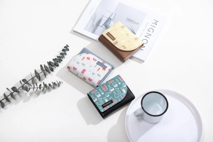 Trois portefeuilles compacts pliables avec motifs de laboratoire sur bureau blanc pur