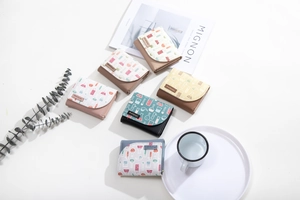 Série de portefeuilles pliables colorés avec motifs de laboratoire et étiquettes