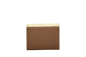 Détail du portefeuille à trois volets avec motifs de laboratoire sur similicuir