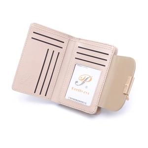 Dettaglio del portafoglio beige in pelle PU con molteplici fessure e finestra per ID