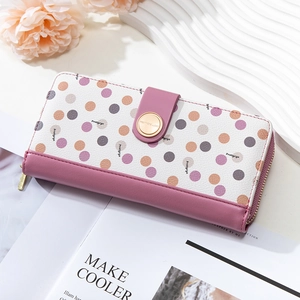 Detailansicht der rosa Lederbrieftasche mit bunten Punkten und goldenem Logo-Knopf