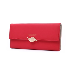 Détail du long portefeuille en similicuir rouge avec boucle feuille dorée et logo