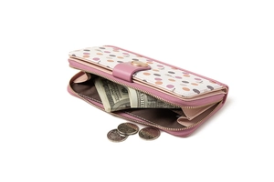 Innenfächer der rosa langen Brieftasche mit Geldscheinfächern und Reißverschlussfach