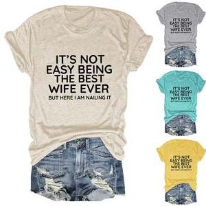 Collage di magliette casual a girocollo da donna e pantaloncini di jeans in quattro colori