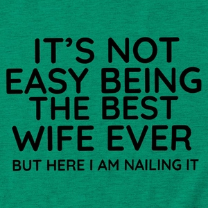 Dettaglio della stampa Best Wife su una t-shirt in cotone verde smeraldo con texture