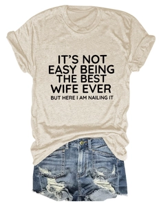 Dettaglio della t-shirt in cotone con slogan 'Best Wife Ever' e pantaloncini denim